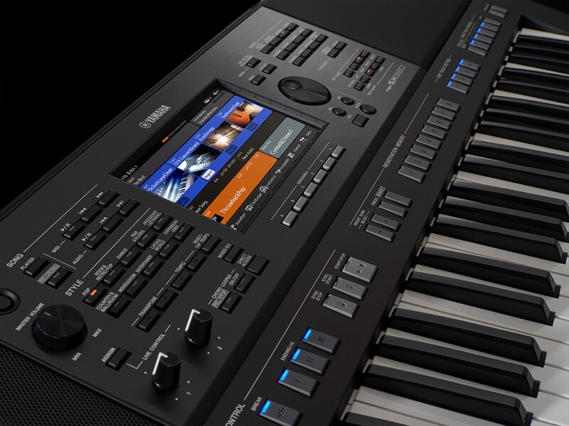 Fotografie aranžovací pracovní stanice Yamaha PSR-SX720+ pořízená šikmo shora zleva