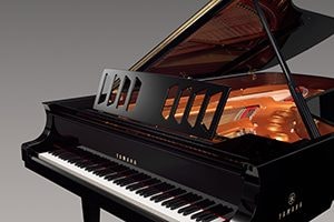 7. Perforovaný notový stojan se poprvé stává standardem na koncertním křídel Yamaha