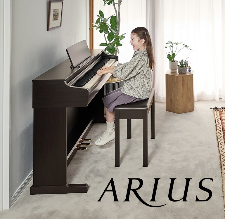 Dívka, která doma hraje na digitální piano ARIUS a prokazuje stále rostoucí hudební cit a hlubší emocionální projev.