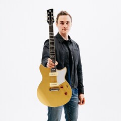 Chris Buck hrdě představuje svůj Signature model Revstar RS02CB
