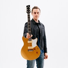 Chris Buck hrdě představuje svůj signature model Revstar RS02CB