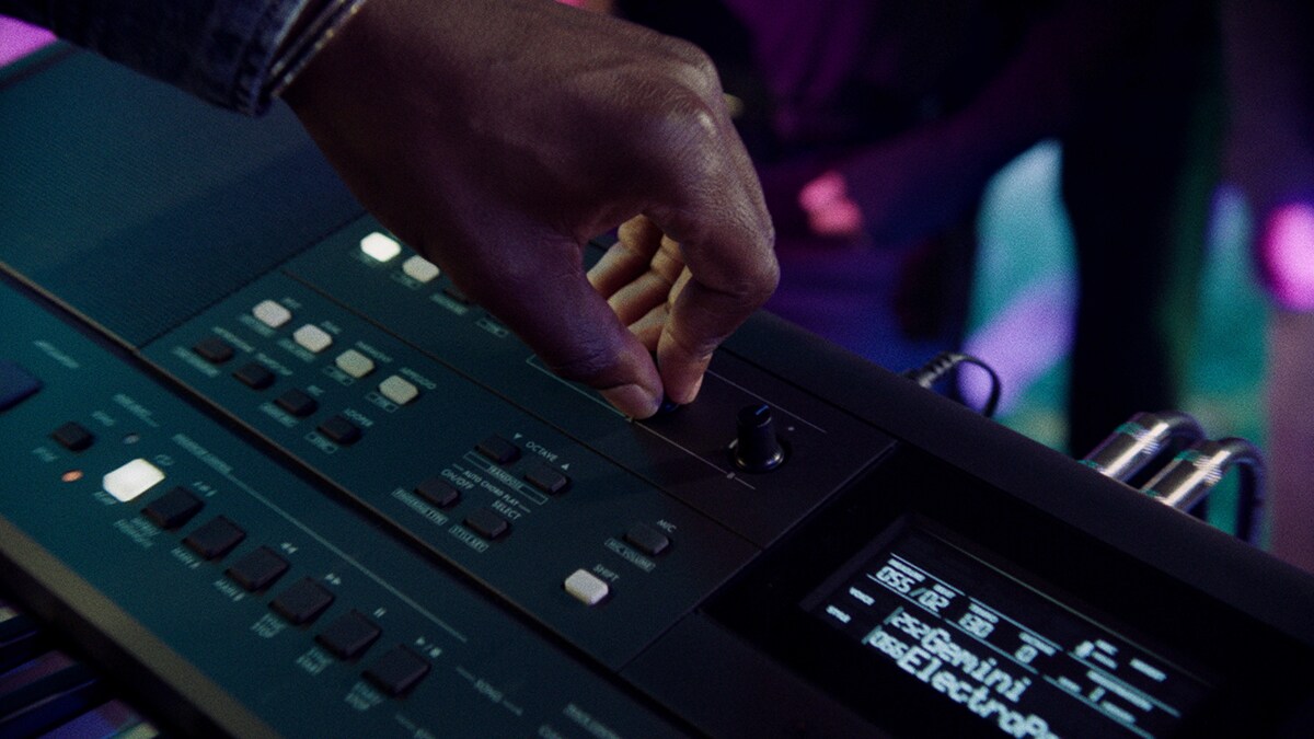 Osoba ovládá otočný knoflík Live Control na PSR-E583 