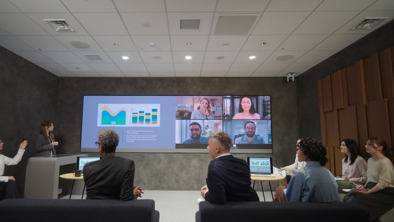 Conference Style – Ceiling Microphone: Natural conversation without worrying about microphone placement