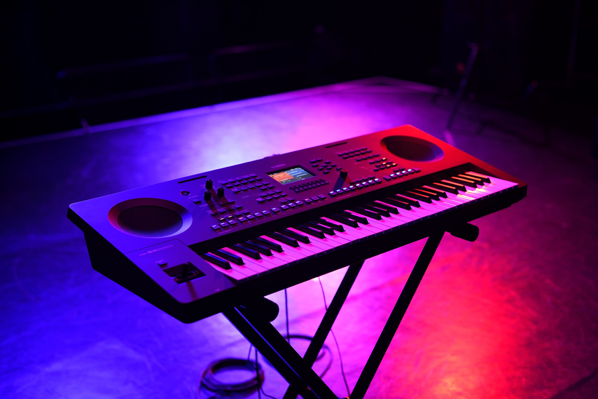 Keyboard na stojanu v záři pódiových reflektorů