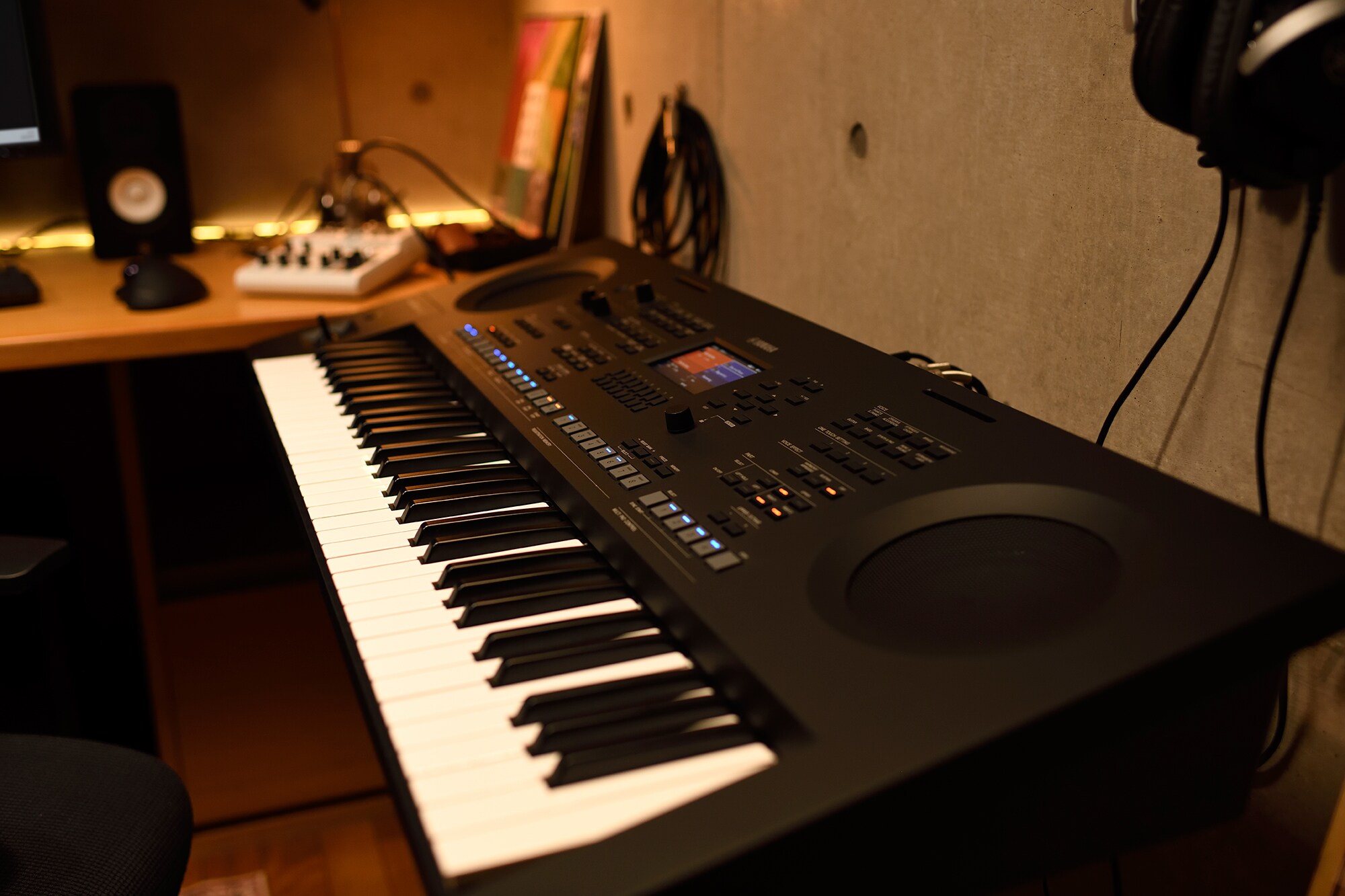 Domácí hudební pracoviště s počítačem a keyboardem
