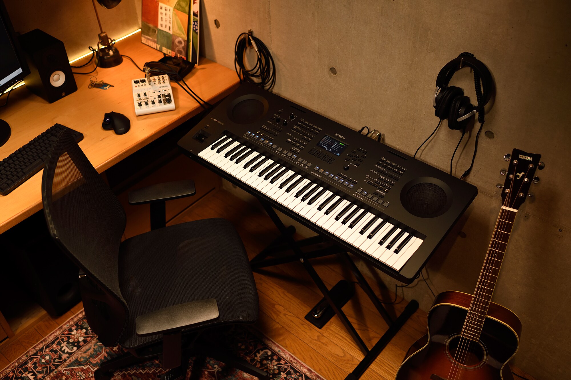 Domácí hudební pracoviště s počítačem a keyboardem