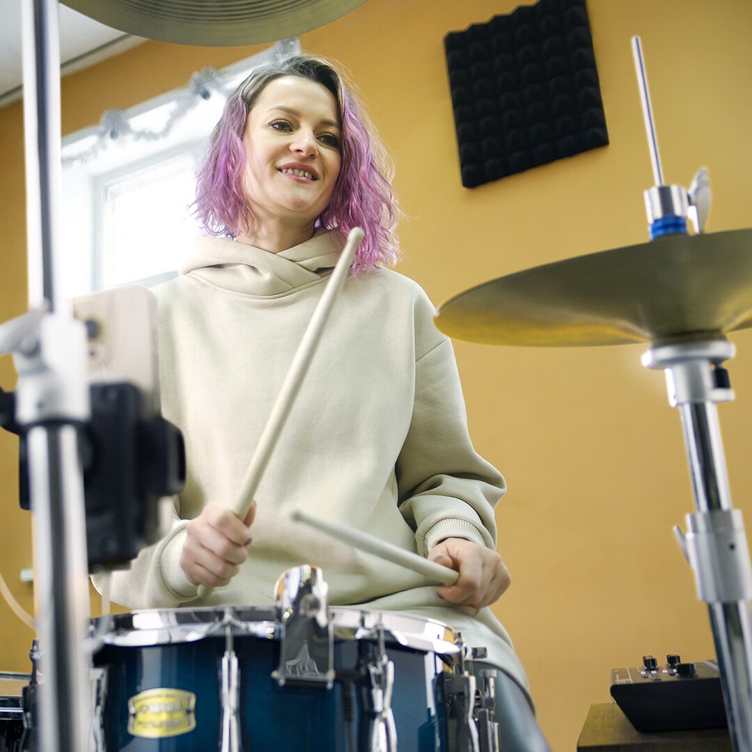 Bubeník hrající při monitoringu vylepšeného mixu bicích vytvořeného pomocí Yamaha EAD20.