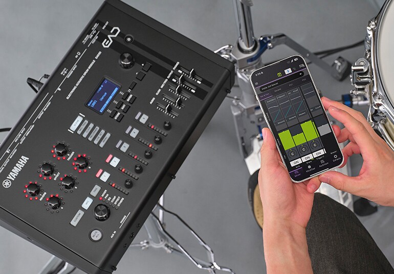 Uživatel ovládající EAD50 pomocí aplikace EAD Touch