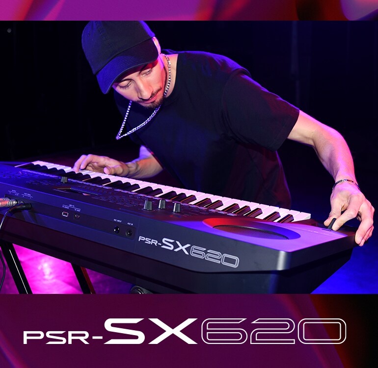 Umělec hrající na keyboard PSR-SX620 na jevišti.