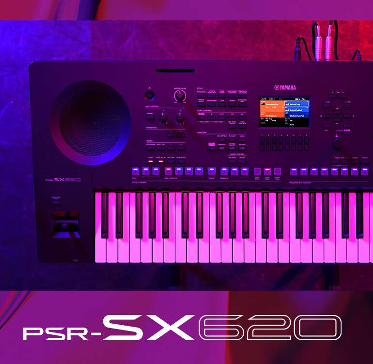 Pohled shora na keyboard PSR-SX620 v záři pódiových reflektorů.