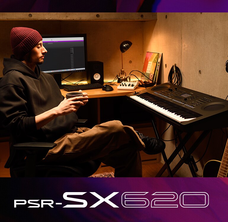 Člověk sedící u keyboardu PSR-SX v domácím studiu a popíjející kávu.