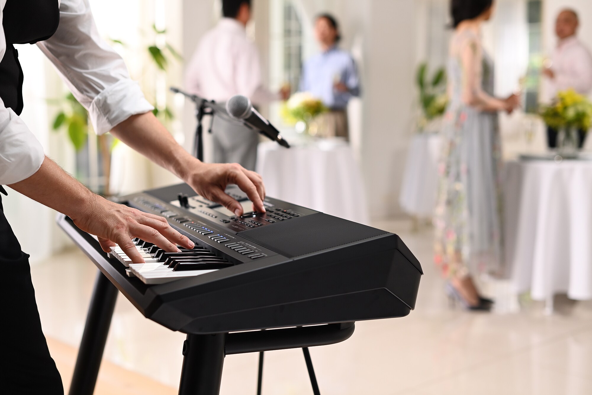 Aranžovací pracovní stanice Yamaha PSR-SX720+ při hraní na večírku