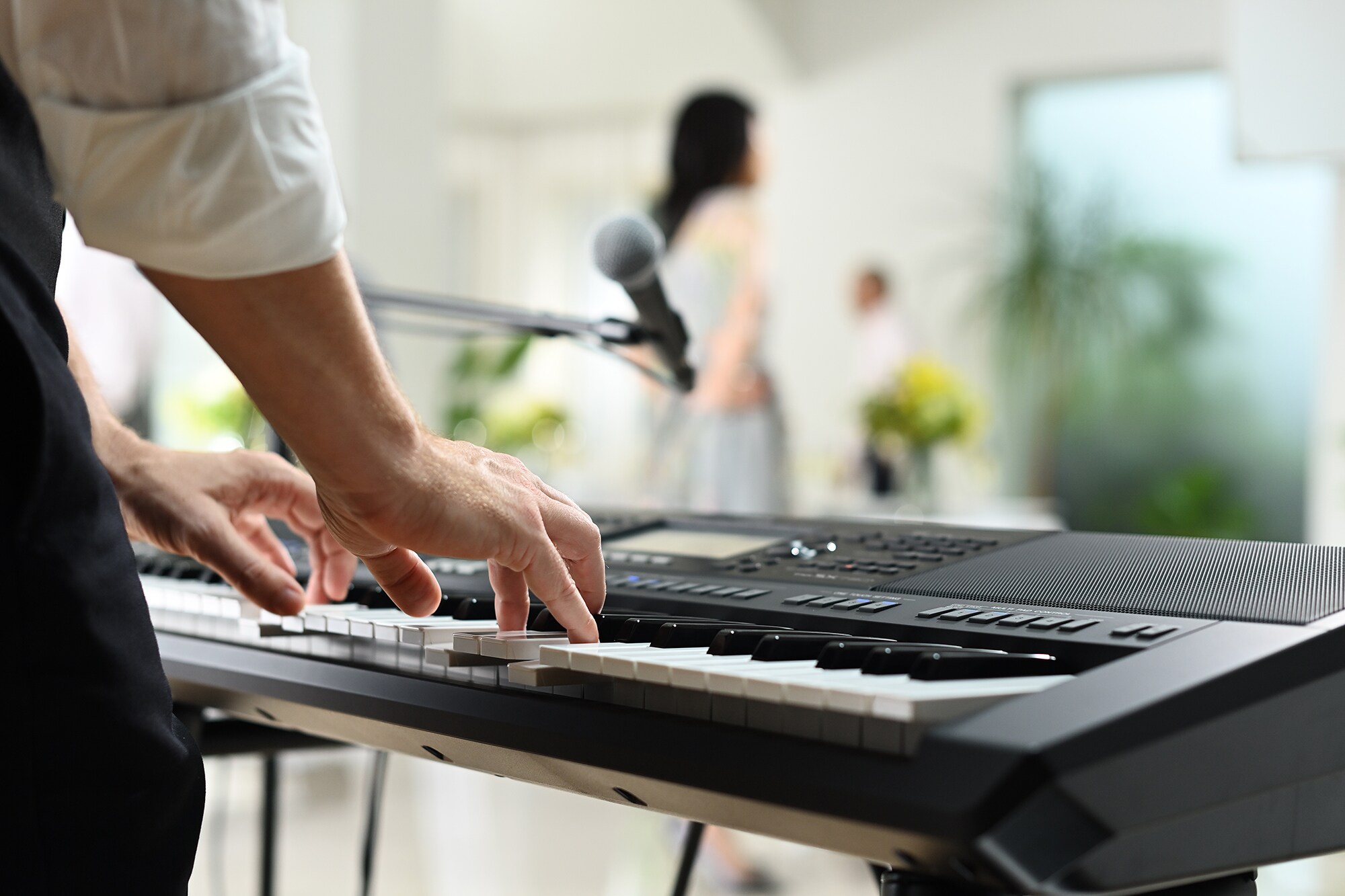 Aranžovací pracovní stanice Yamaha PSR-SX720+ při hraní na večírku