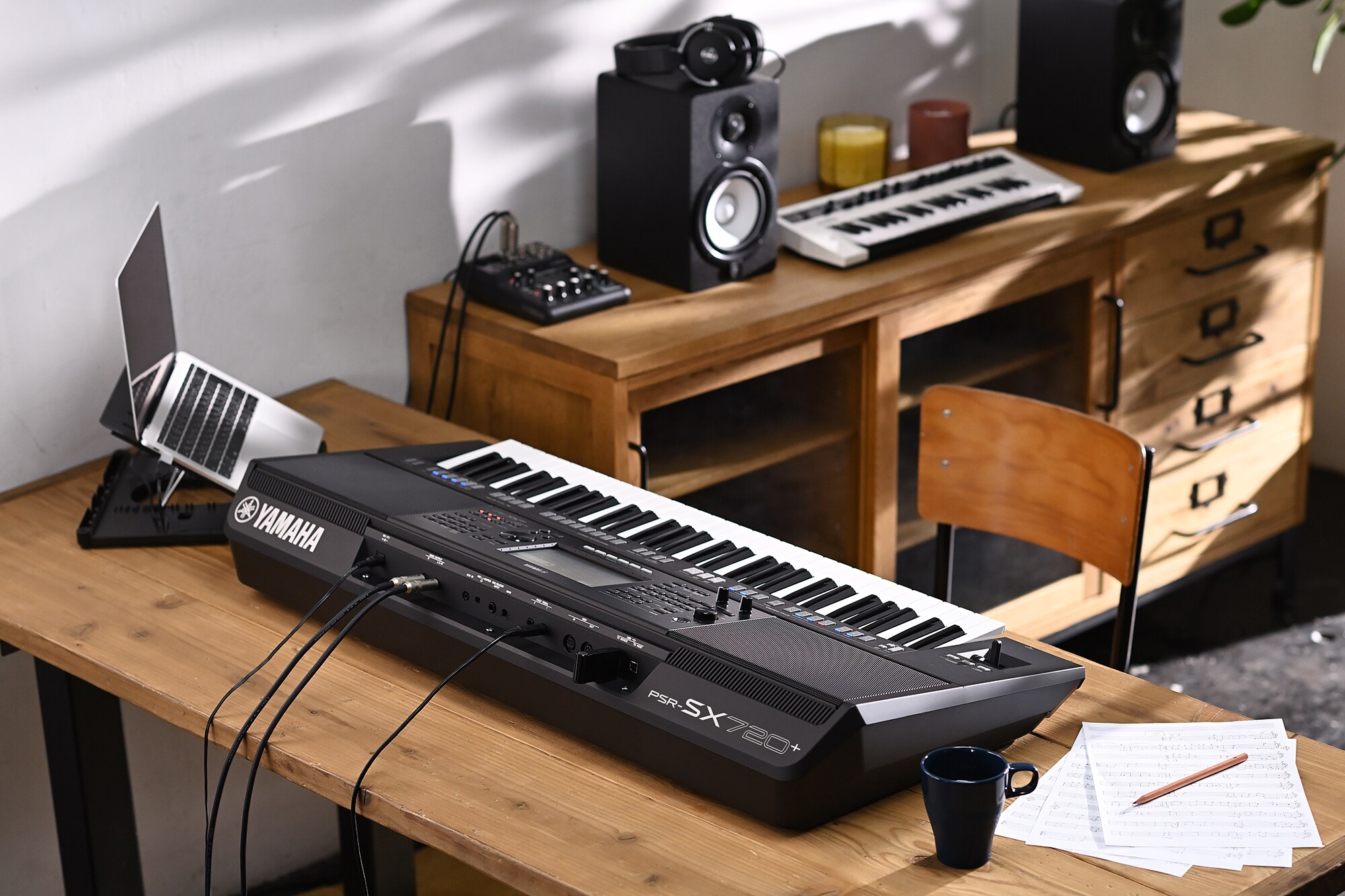 Aranžovací pracovní stanice Yamaha PSR-SX720+ na stole