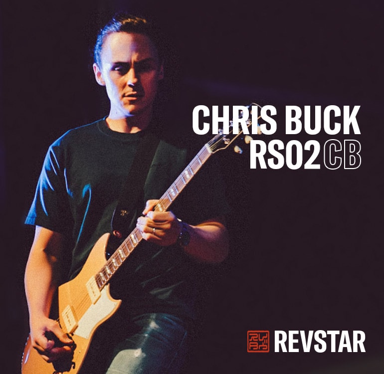 Chris Buck hraje na svou signature kytaru Revstar RS02CB
