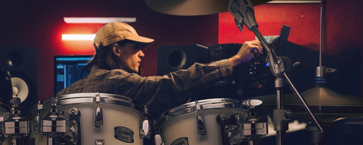 Scéna nahrávání bicích v domácím studiu