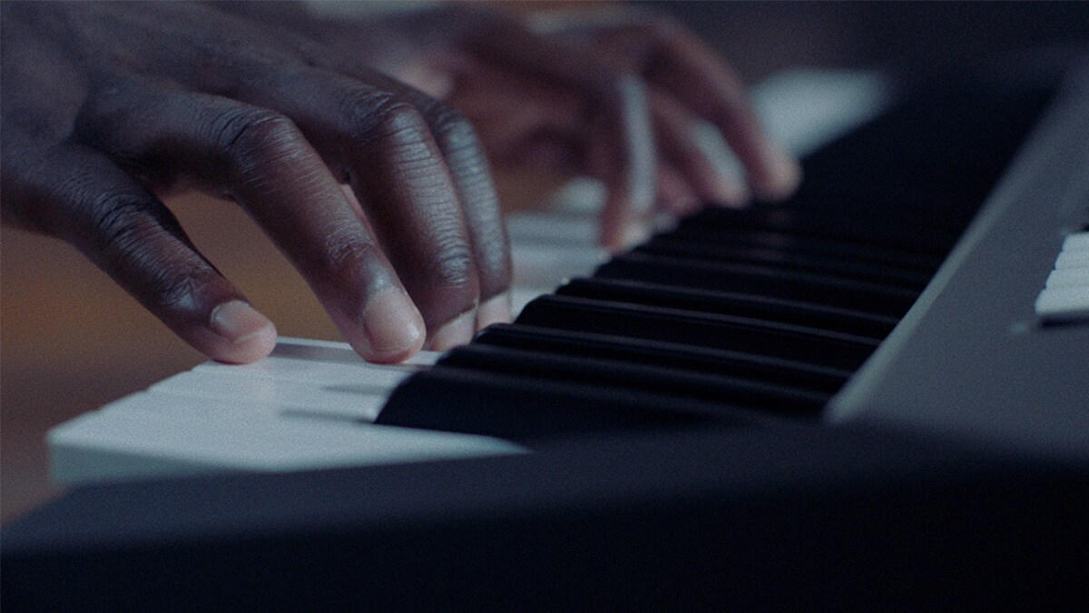 Osoba hrající na klávesy PSR-E583