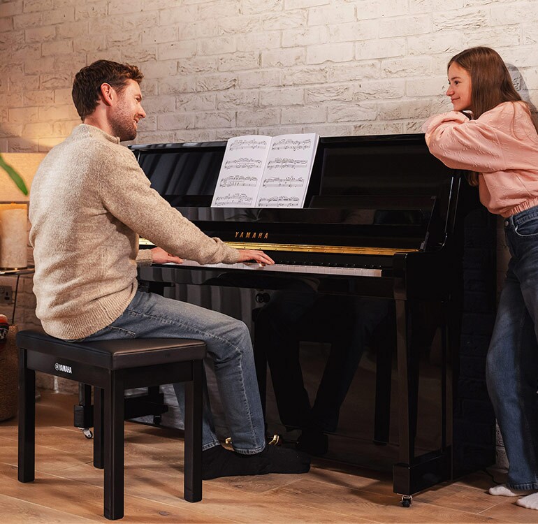Matka s dcerou si užívají hraní na pianino B série