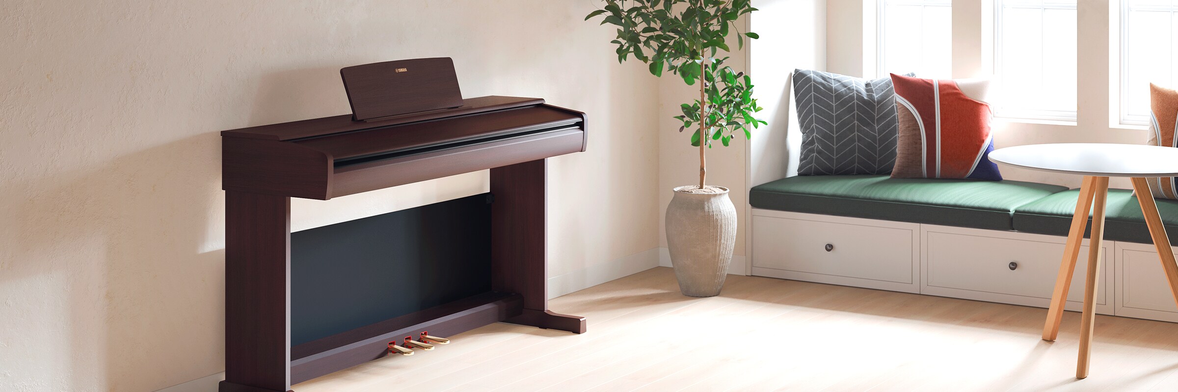 Piano ARIUS v obývacím pokoji se zavřeným víkem, které ladí s interiérem