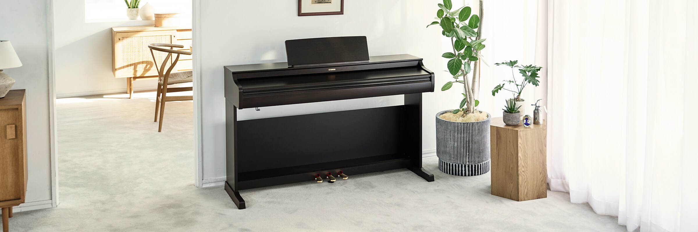 Piano ARIUS v obývacím pokoji se zavřeným víkem, které ladí s interiérem