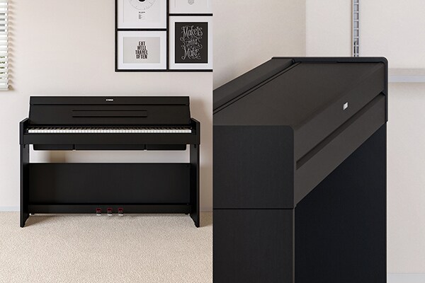Piano ARIUS, které ladí s interiérem obývacího pokoje, a piano ARIUS, které díky zavřenému víku působí plošším a kompaktnějším dojmem