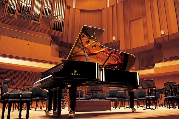 Koncertní křídlo Yamaha CFX na pódiu koncertního sálu