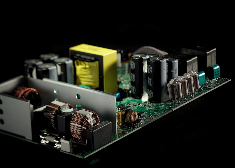 6 – 2000 W, vysoce výkonný zesilovač třídy D