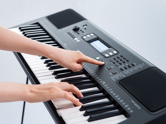 Klaviatura s citlivostí úhozu umožňuje expresivní a dynamickou hru