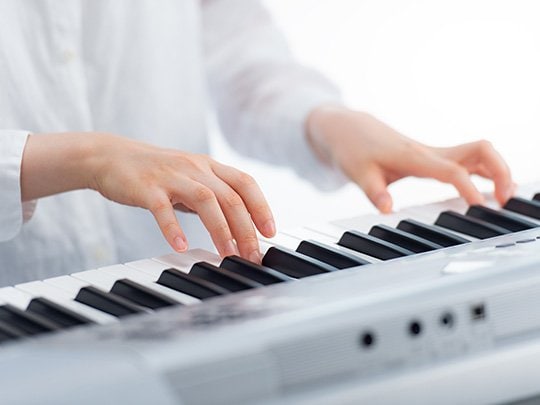 Klaviatura s citlivostí úhozu umožňuje expresivní a dynamickou hru