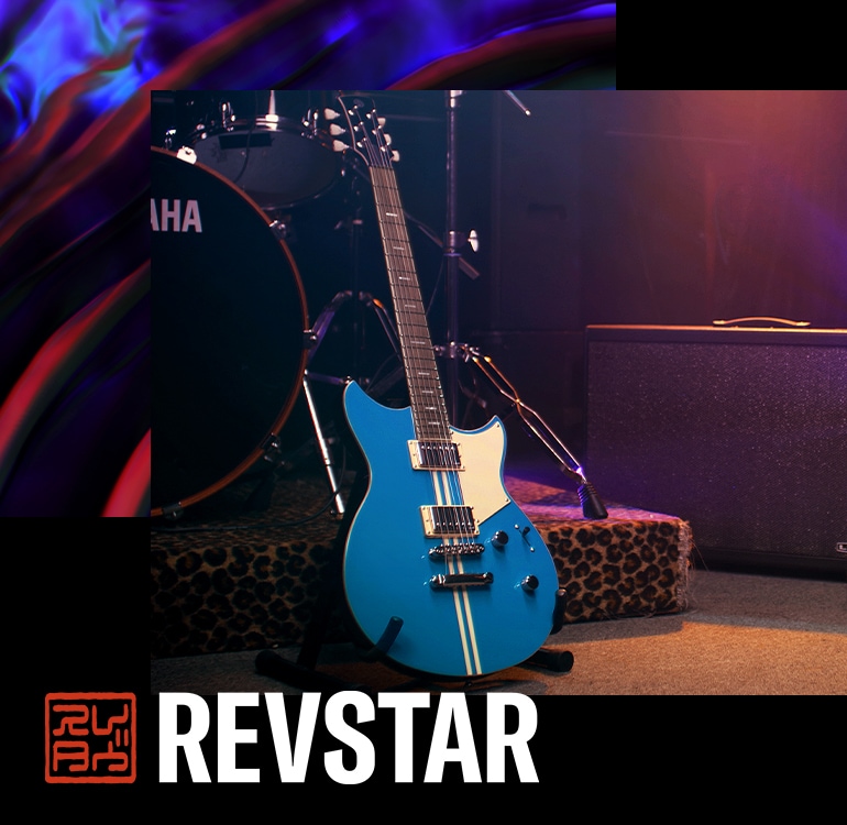 Elektrická kytara Revstar Professional “RSP20 SWB” umístěná před bicí sadu Yamaha